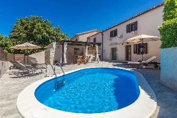 Milohnići House for Up to 8 with Heated Pool