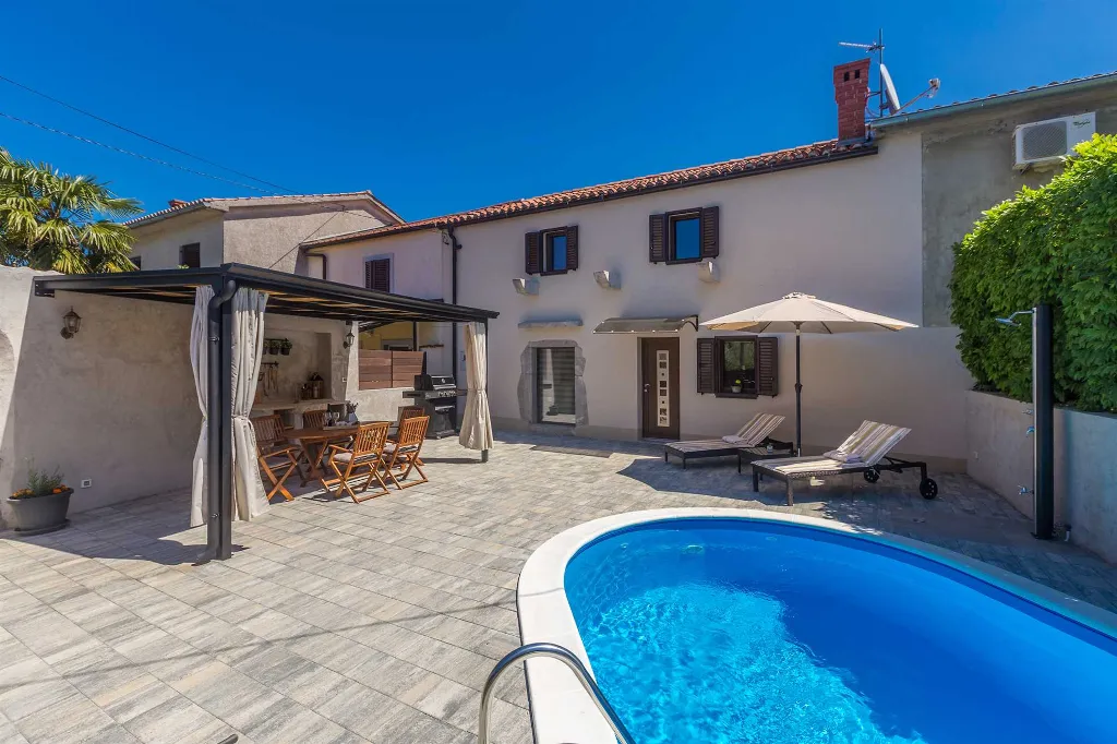 Milohnići House for Up to 8 with Heated Pool