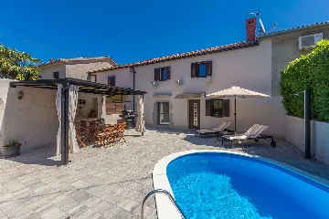 Milohnići House for Up to 8 with Heated Pool