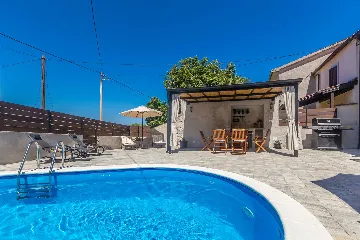 Milohnići House for Up to 8 with Heated Pool