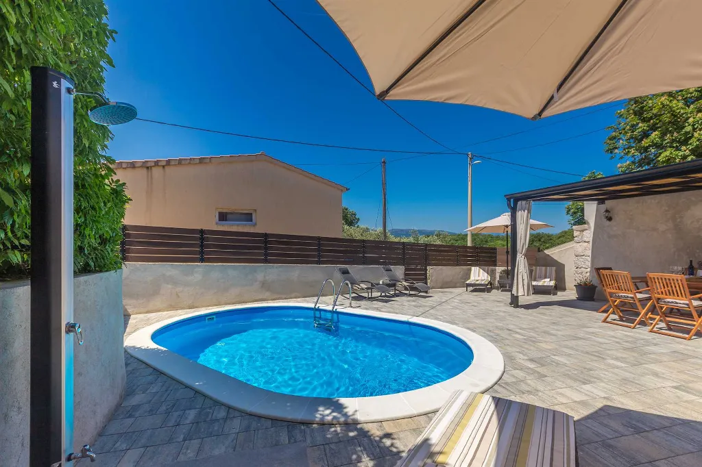 Milohnići House for Up to 8 with Heated Pool