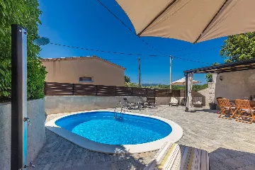 Milohnići House for Up to 8 with Heated Pool