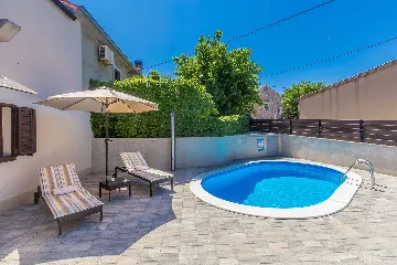 Milohnići House for Up to 8 with Heated Pool