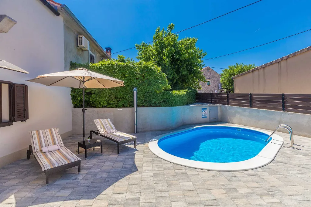 Milohnići House for Up to 8 with Heated Pool