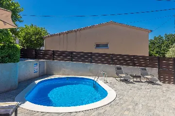 Milohnići House for Up to 8 with Heated Pool