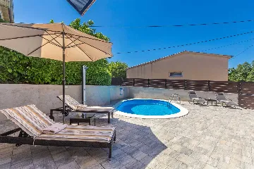 Milohnići House for Up to 8 with Heated Pool