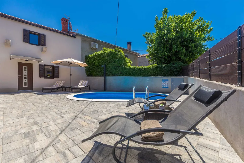 Milohnići House for Up to 8 with Heated Pool