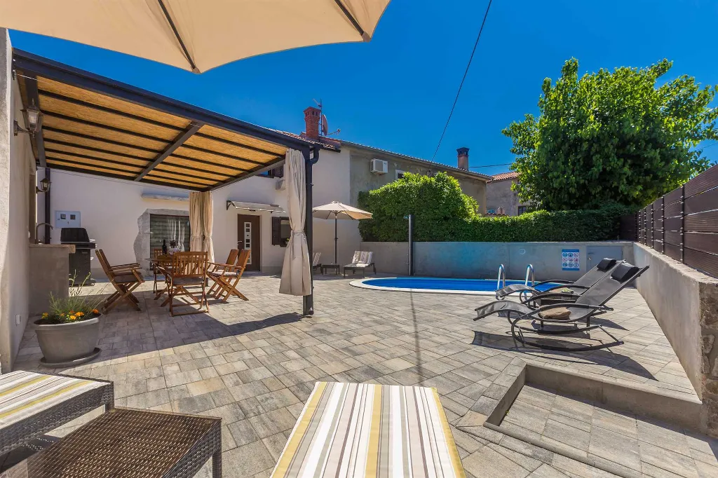 Milohnići House for Up to 8 with Heated Pool