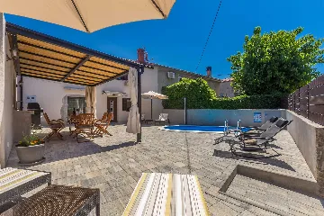 Milohnići House for Up to 8 with Heated Pool