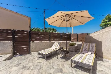 Milohnići House for Up to 8 with Heated Pool