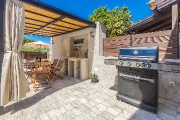 Milohnići House for Up to 8 with Heated Pool