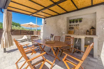 Milohnići House for Up to 8 with Heated Pool