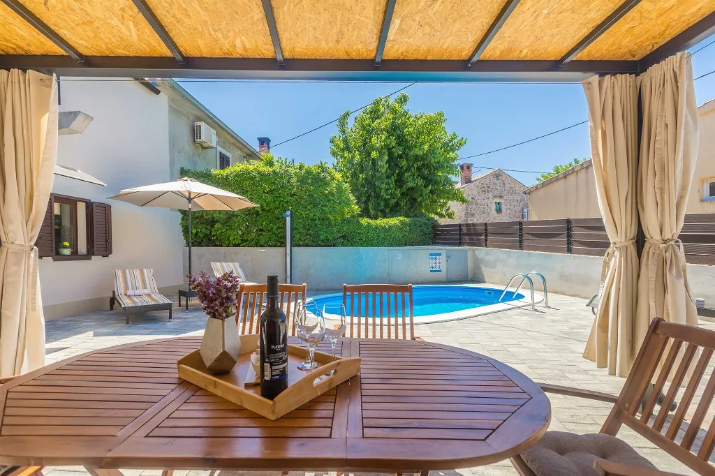 Milohnići House for Up to 8 with Heated Pool