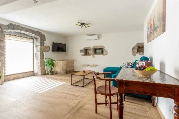 Milohnići House for Up to 8 with Heated Pool