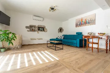 Milohnići House for Up to 8 with Heated Pool