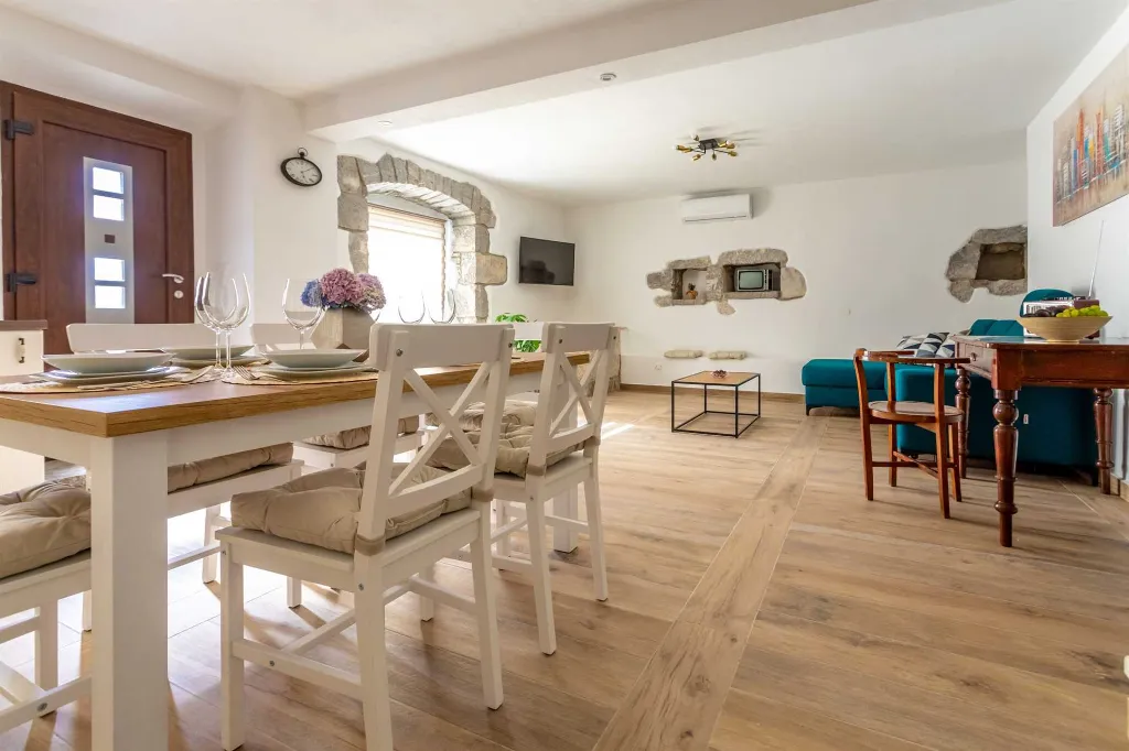 Milohnići House for Up to 8 with Heated Pool