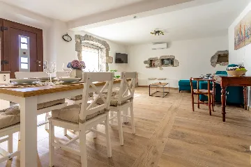 Milohnići House for Up to 8 with Heated Pool