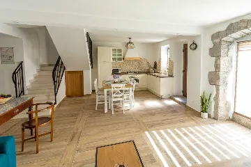 Milohnići House for Up to 8 with Heated Pool