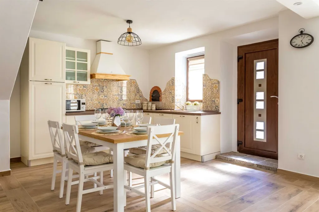 Milohnići House for Up to 8 with Heated Pool