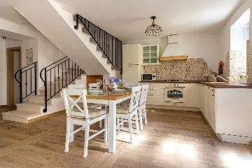 Milohnići House for Up to 8 with Heated Pool