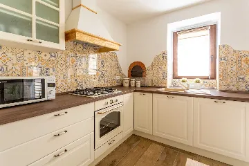 Milohnići House for Up to 8 with Heated Pool