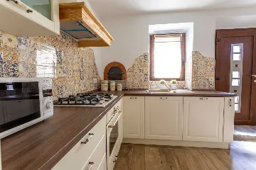 Milohnići House for Up to 8 with Heated Pool