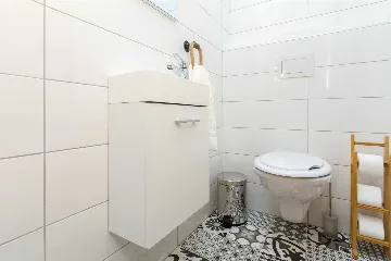 Milohnići House for Up to 8 with Heated Pool