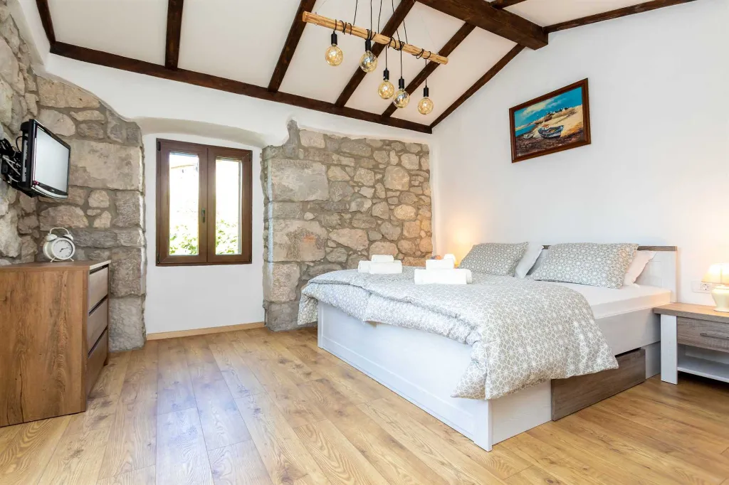 Milohnići House for Up to 8 with Heated Pool