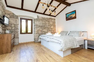 Milohnići House for Up to 8 with Heated Pool