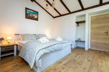 Milohnići House for Up to 8 with Heated Pool