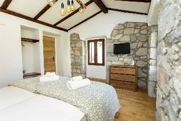 Milohnići House for Up to 8 with Heated Pool