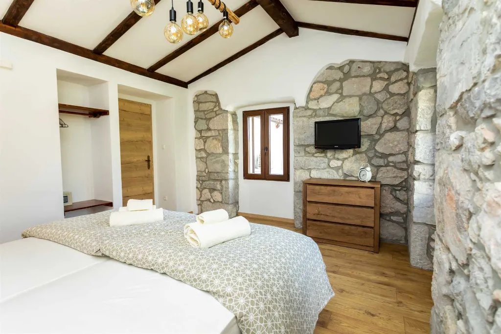 Milohnići House for Up to 8 with Heated Pool