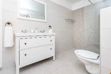 Milohnići House for Up to 8 with Heated Pool