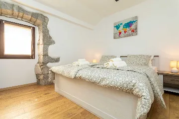 Milohnići House for Up to 8 with Heated Pool