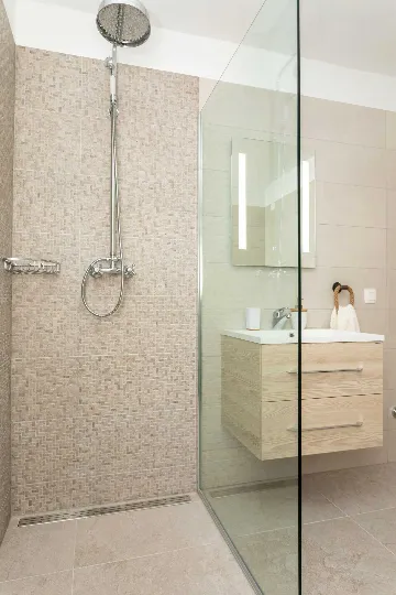 Milohnići House for Up to 8 with Heated Pool