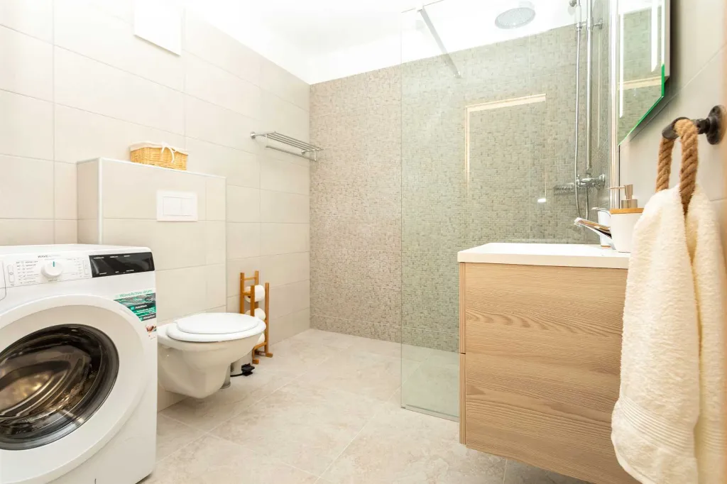 Milohnići House for Up to 8 with Heated Pool