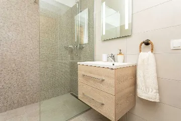 Milohnići House for Up to 8 with Heated Pool