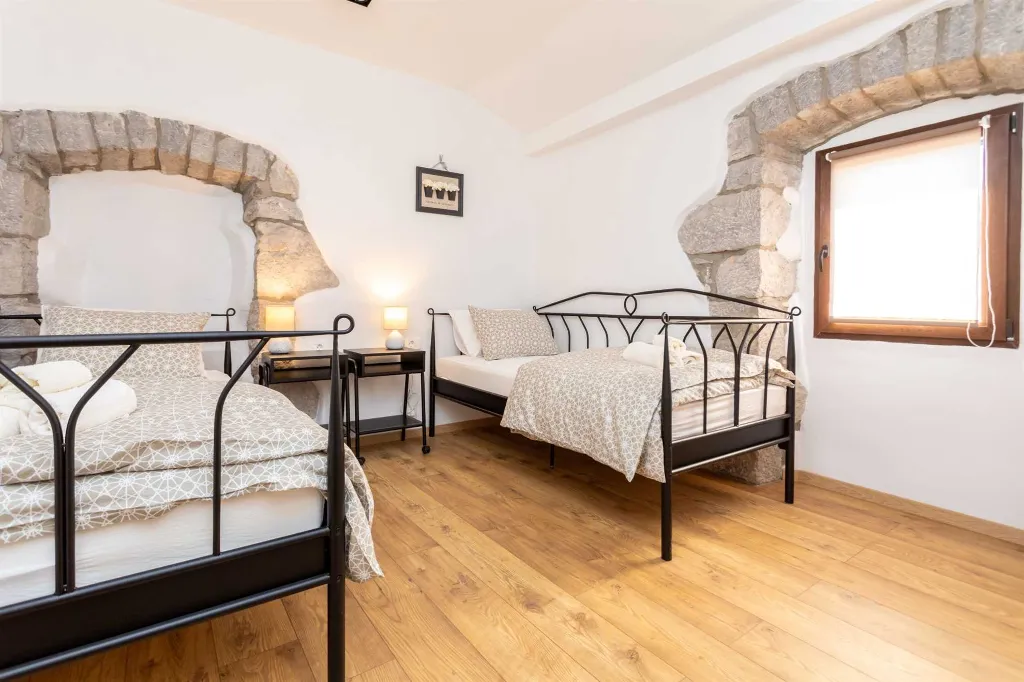Milohnići House for Up to 8 with Heated Pool