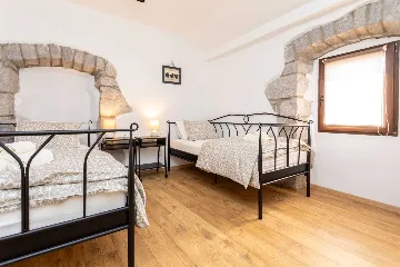 Milohnići House for Up to 8 with Heated Pool