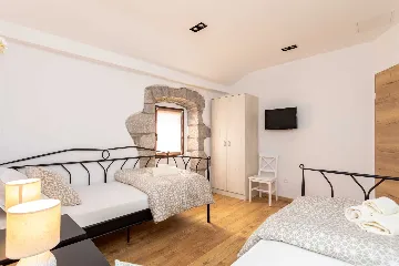 Milohnići House for Up to 8 with Heated Pool