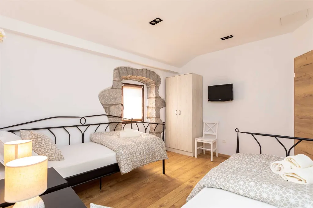 Milohnići House for Up to 8 with Heated Pool