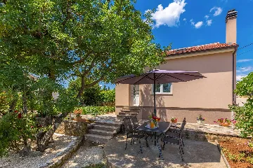 House in Žgaljići for 4 Guests with Private Pool