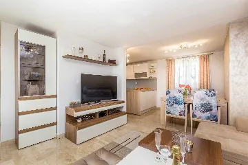 House in Žgaljići for 4 Guests with Private Pool