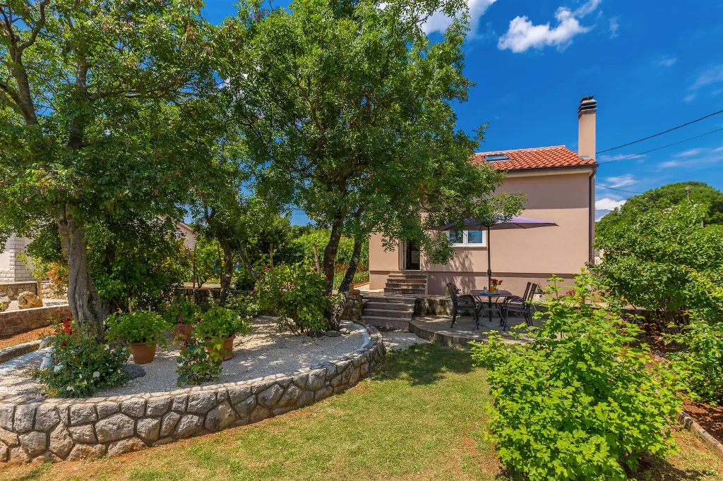House in Žgaljići for 4 Guests with Private Pool
