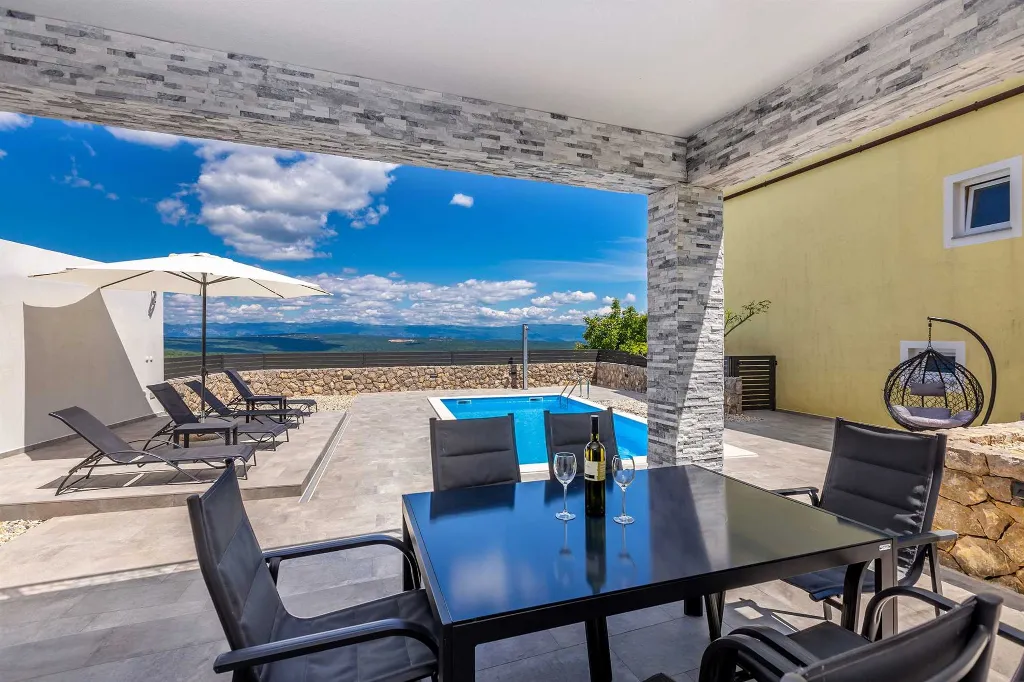 Two-Bedroom House with Private Pool in Vrh