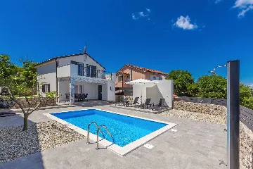 Two-Bedroom House with Private Pool in Vrh