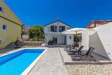 Two-Bedroom House with Private Pool in Vrh