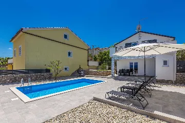 Two-Bedroom House with Private Pool in Vrh