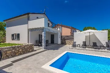 Two-Bedroom House with Private Pool in Vrh