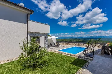 Two-Bedroom House with Private Pool in Vrh